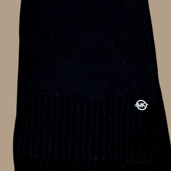 Michael Kors Elegant Black Scarf - Picture 3 of 4